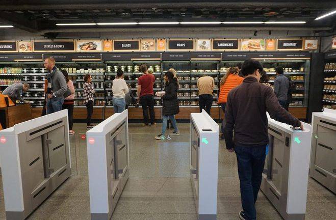 Internet giant AmazonGo has launched the first offline supermarket without habitual cash desks.